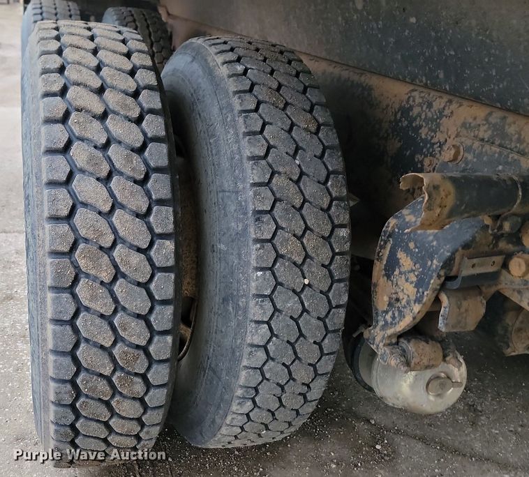 image for item JG9675 1995 Ford LTA9000  dump truck