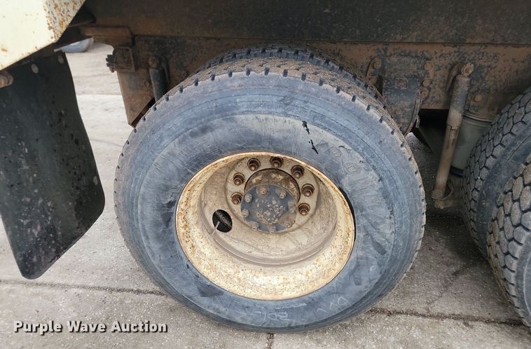 image for item JG9675 1995 Ford LTA9000  dump truck