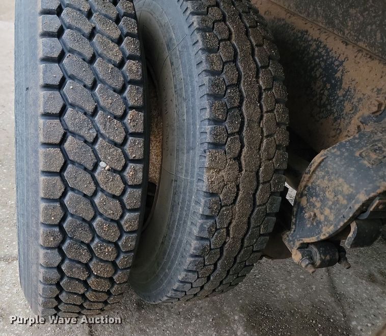 image for item JG9675 1995 Ford LTA9000  dump truck