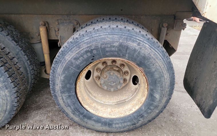 image for item JG9675 1995 Ford LTA9000  dump truck