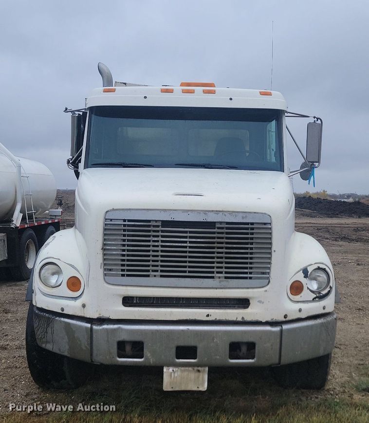 image for item JG9685 1999 Freightliner FL112  dump truck