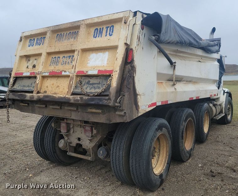 image for item JG9685 1999 Freightliner FL112  dump truck