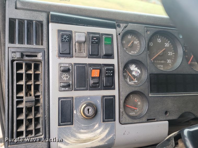 image for item JG9685 1999 Freightliner FL112  dump truck