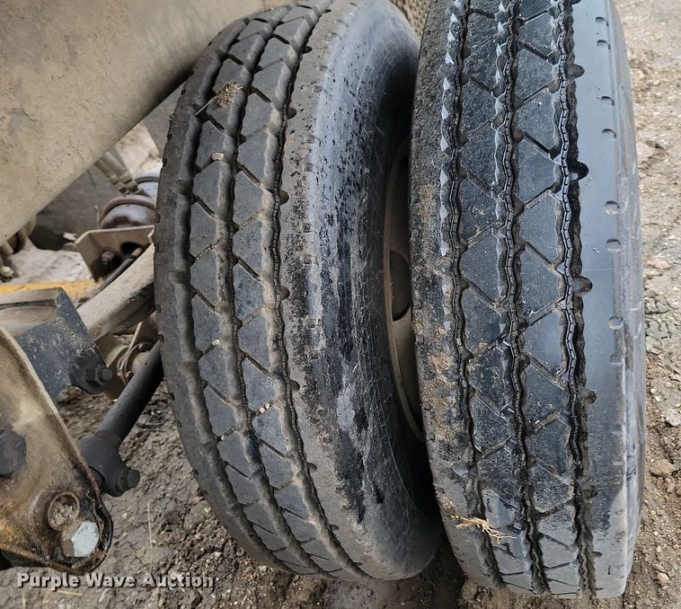 image for item JG9686 1996 Midland MG 40 Clam  bottom dump trailer