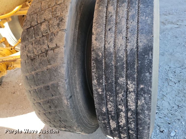 image for item JG9730 1985 Load King  bottom dump trailer