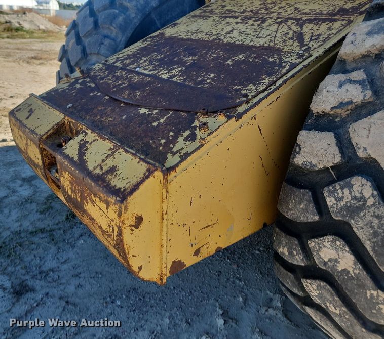 image for item JG9735 1999 Caterpillar 615C Series II  elevating scraper