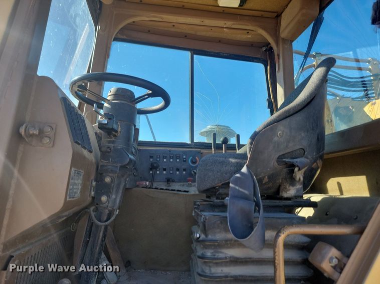 image for item JG9735 1999 Caterpillar 615C Series II  elevating scraper