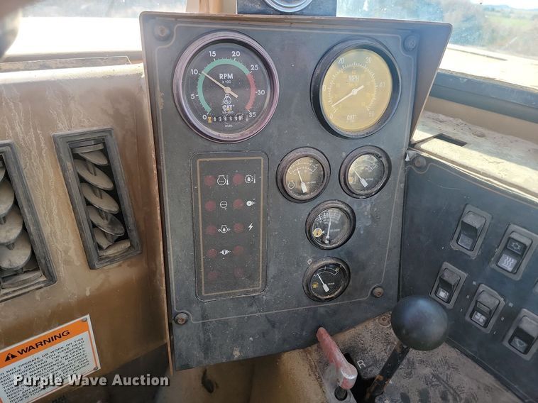 image for item JG9735 1999 Caterpillar 615C Series II  elevating scraper