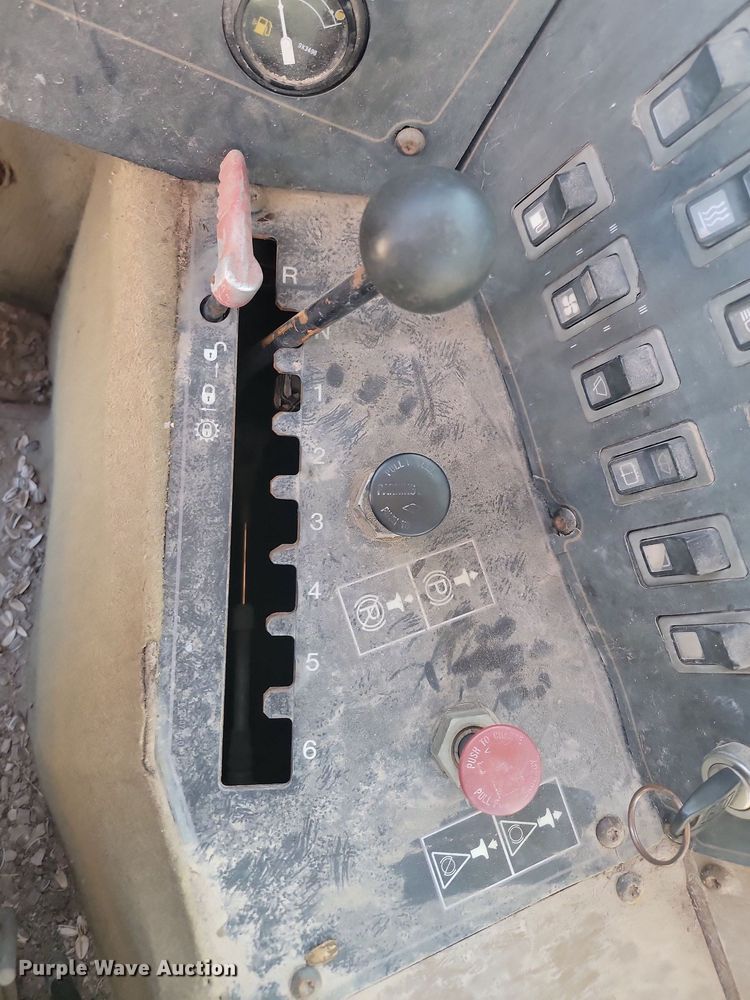 image for item JG9735 1999 Caterpillar 615C Series II  elevating scraper