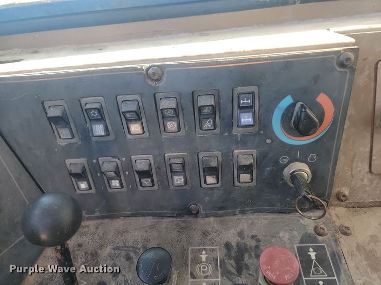 image for item JG9735 1999 Caterpillar 615C Series II  elevating scraper