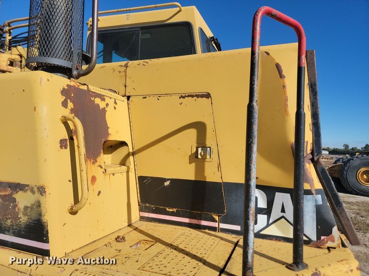 image for item JG9735 1999 Caterpillar 615C Series II  elevating scraper