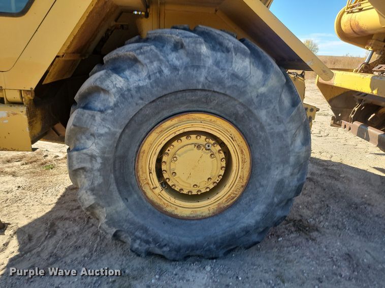 image for item JG9735 1999 Caterpillar 615C Series II  elevating scraper