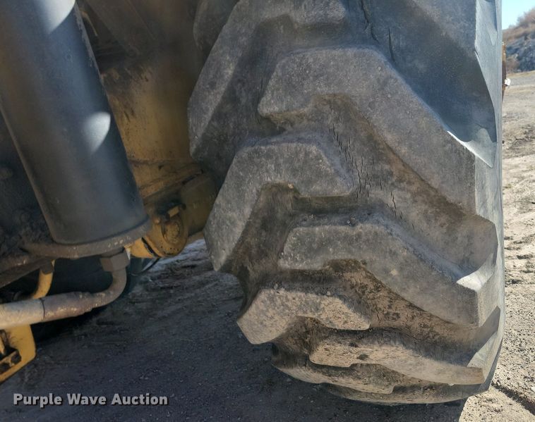 image for item JG9735 1999 Caterpillar 615C Series II  elevating scraper