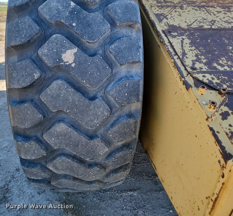 image for item JG9735 1999 Caterpillar 615C Series II  elevating scraper