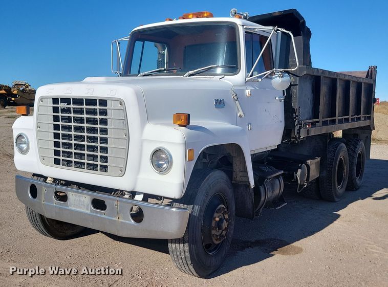 image for item JG9737 1982 Ford LT8000  dump truck