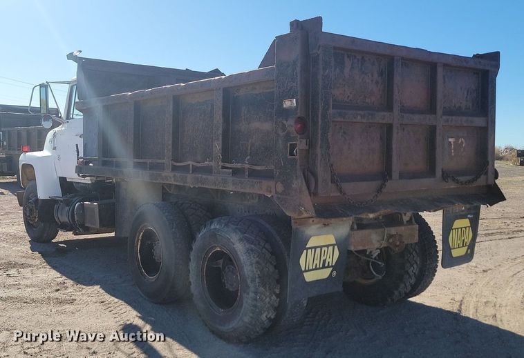 image for item JG9737 1982 Ford LT8000  dump truck
