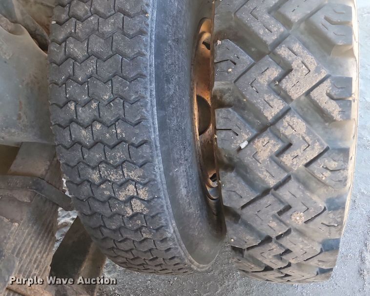 image for item JG9737 1982 Ford LT8000  dump truck