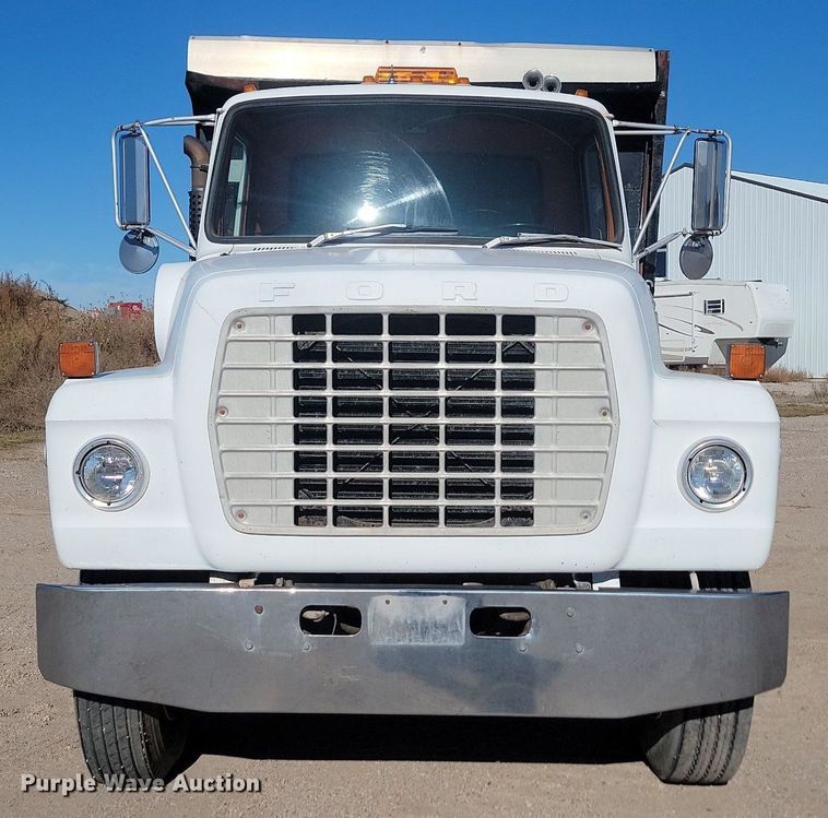 image for item JG9738 1982 Ford LT8000  dump truck