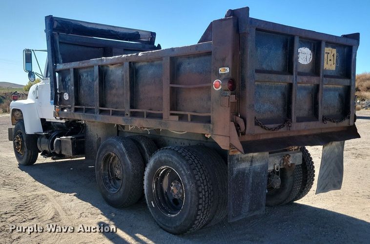 image for item JG9738 1982 Ford LT8000  dump truck