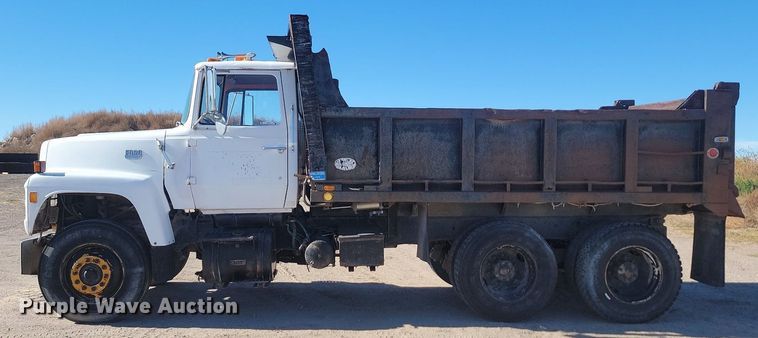 image for item JG9738 1982 Ford LT8000  dump truck