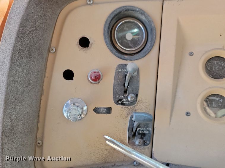 image for item JG9738 1982 Ford LT8000  dump truck