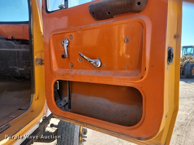 image for item JG9738 1982 Ford LT8000  dump truck