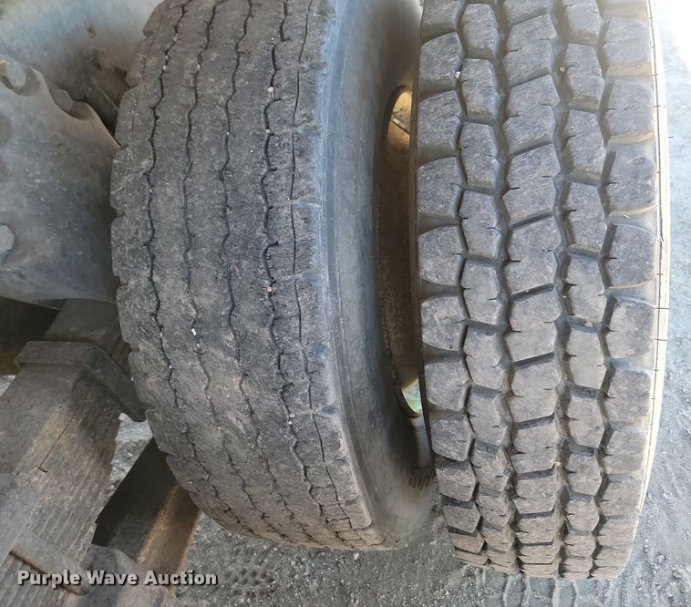 image for item JG9738 1982 Ford LT8000  dump truck