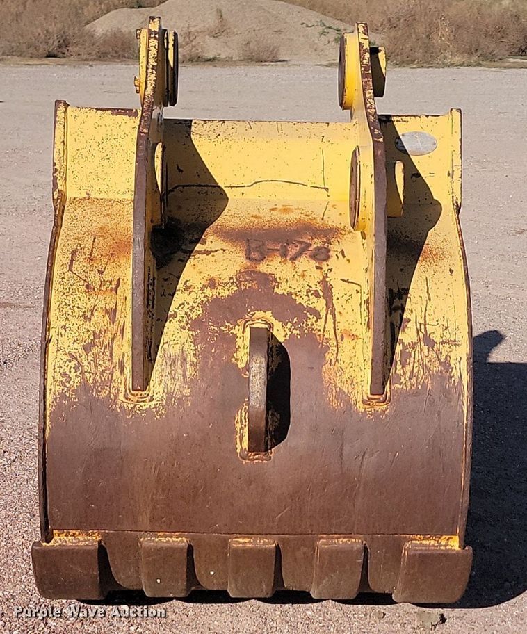 image for item JG9739 John Deere 892  excavator bucket