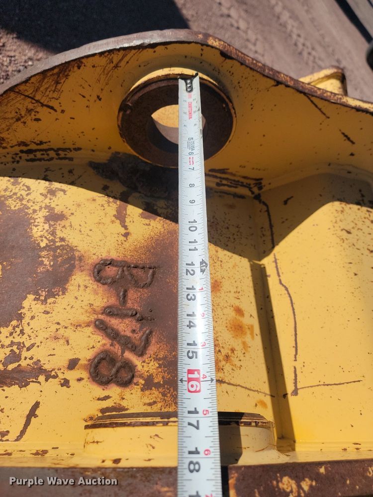 image for item JG9739 John Deere 892  excavator bucket