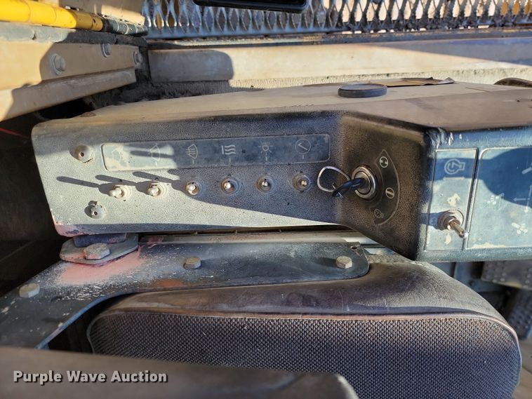 image for item JW9566 1991 Caterpillar 231D LC  excavator