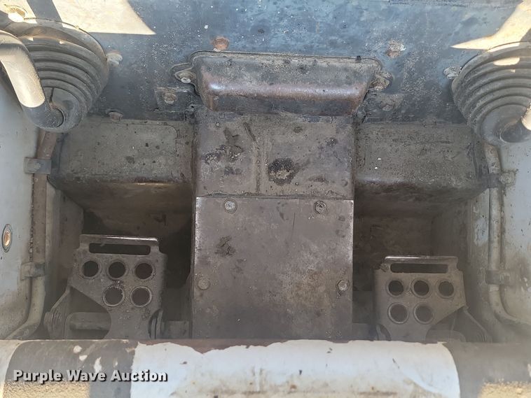 image for item JW9567 2002 Bobcat 763  skid steer loader