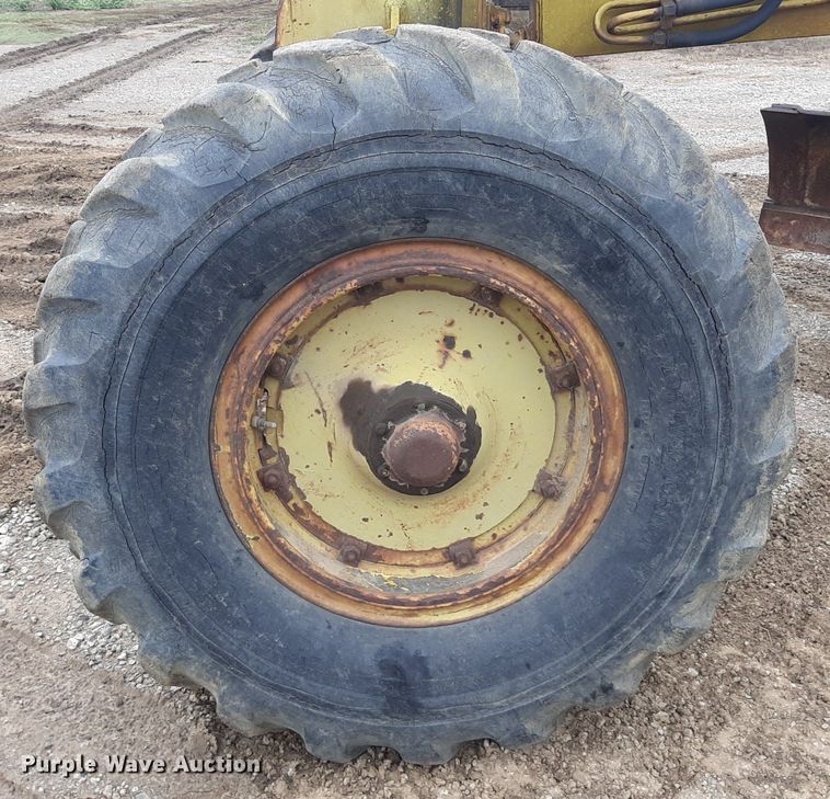 image for item KD9078 1961 Huber 10D  rigid frame motor grader