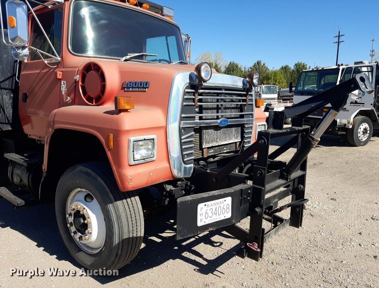 image for item KD9095 1992 Ford LN8000  dump truck