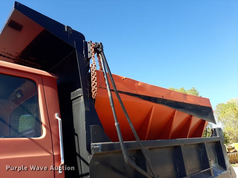 image for item KD9095 1992 Ford LN8000  dump truck