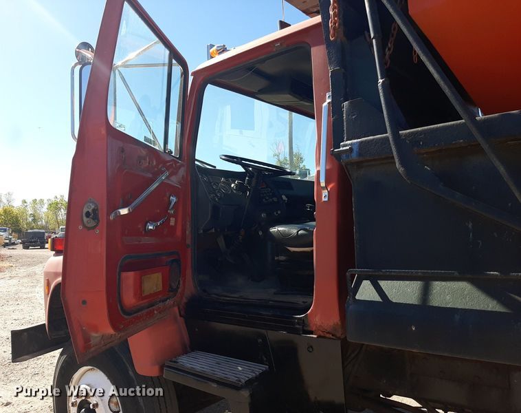 image for item KD9095 1992 Ford LN8000  dump truck