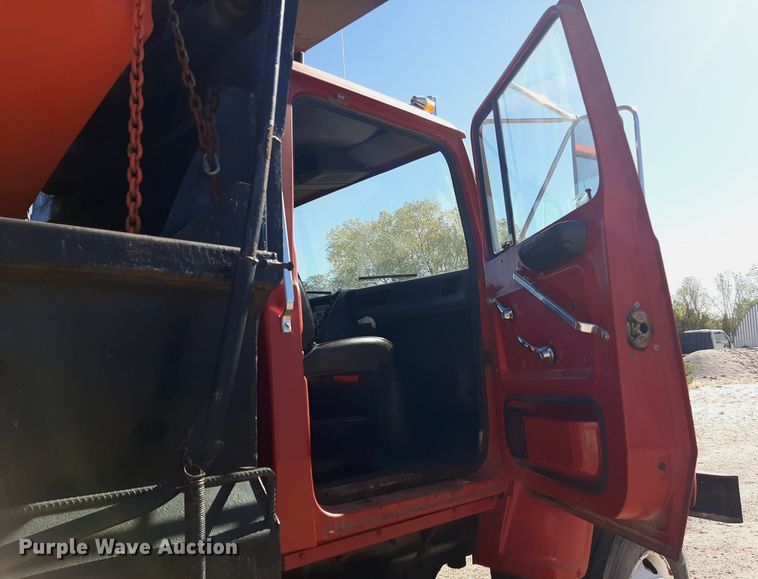 image for item KD9095 1992 Ford LN8000  dump truck