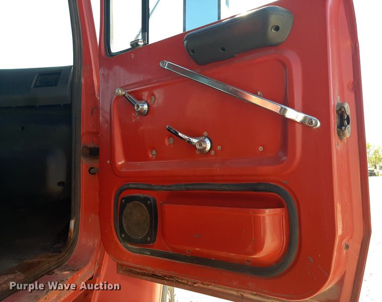 image for item KD9095 1992 Ford LN8000  dump truck