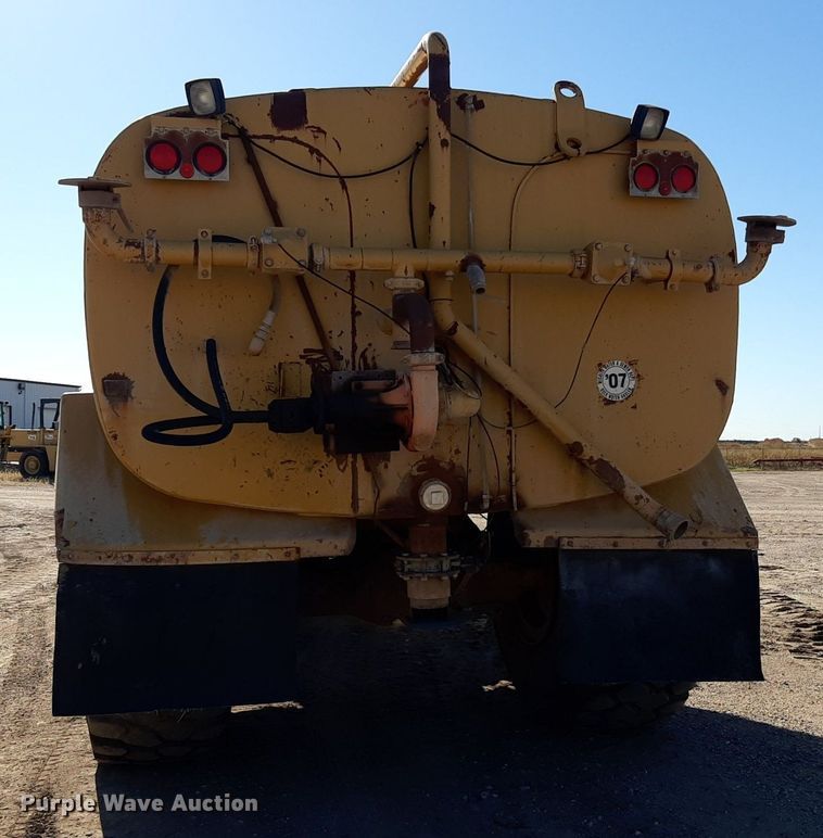 image for item KD9149 1993 Caterpillar D25D  water wagon