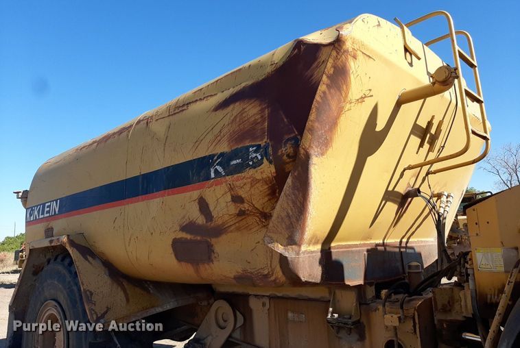 image for item KD9149 1993 Caterpillar D25D  water wagon