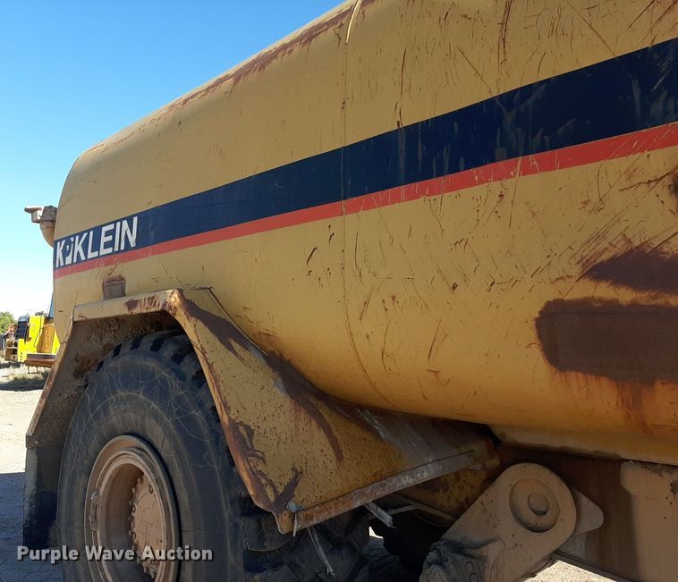 image for item KD9149 1993 Caterpillar D25D  water wagon