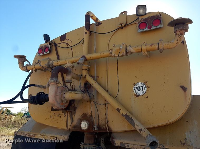 image for item KD9149 1993 Caterpillar D25D  water wagon