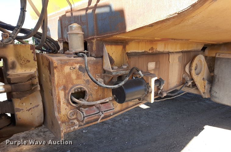 image for item KD9149 1993 Caterpillar D25D  water wagon