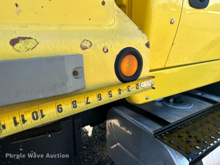 image for item KH9550 2004 International 7600  dump truck