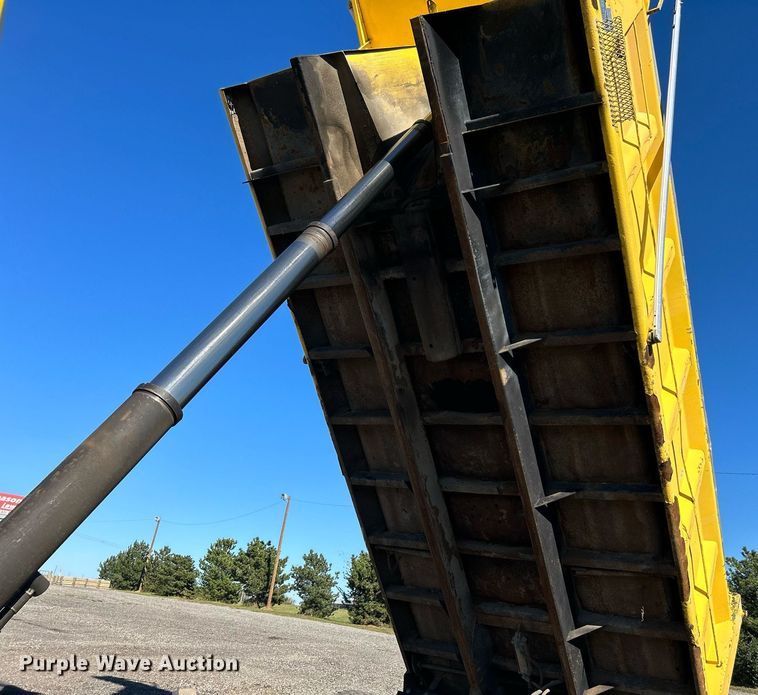 image for item KH9550 2004 International 7600  dump truck