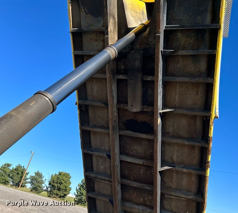 image for item KH9550 2004 International 7600  dump truck