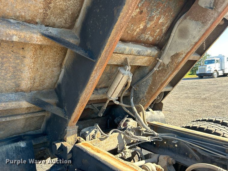 image for item KH9550 2004 International 7600  dump truck