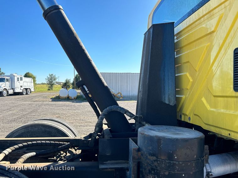 image for item KH9550 2004 International 7600  dump truck