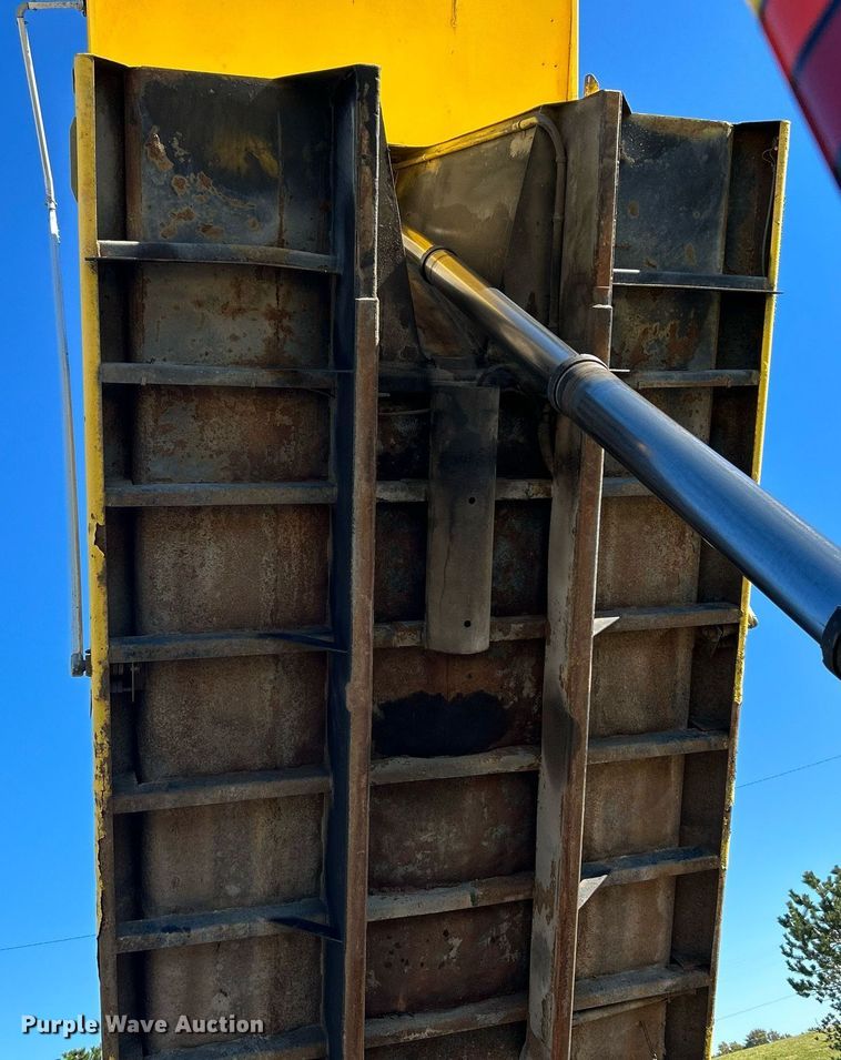 image for item KH9550 2004 International 7600  dump truck