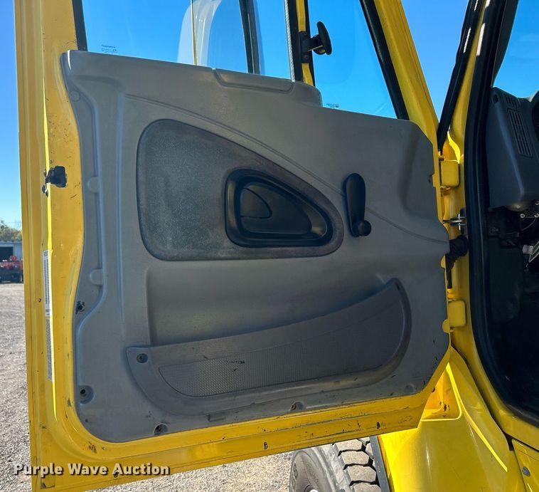 image for item KH9550 2004 International 7600  dump truck