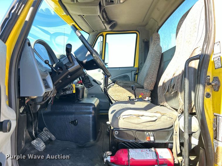 image for item KH9550 2004 International 7600  dump truck